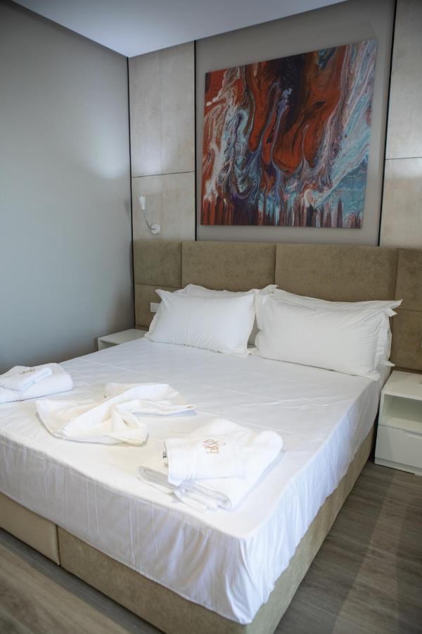 Hotel Qeparo Bagian luar foto